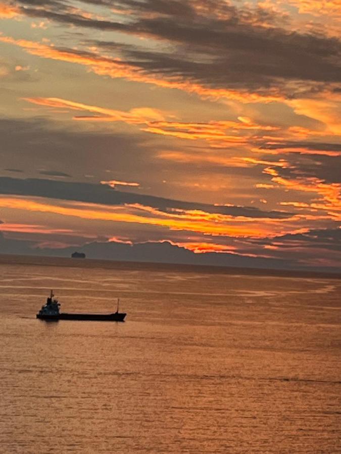 Bluemoon Suites Sarandë エクステリア 写真