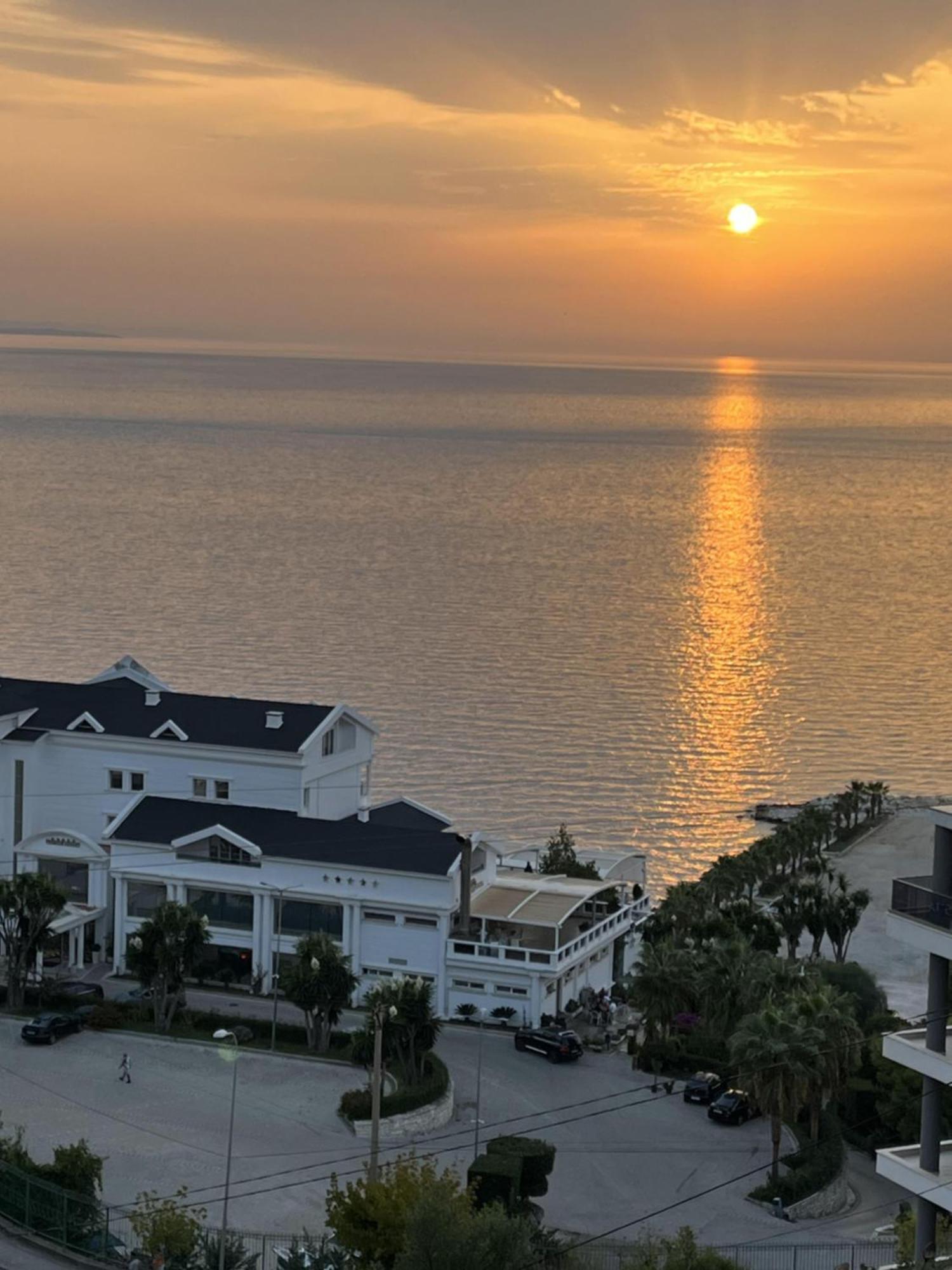 Bluemoon Suites Sarandë エクステリア 写真