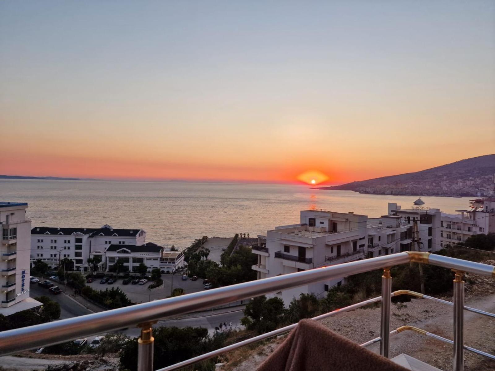 Bluemoon Suites Sarandë エクステリア 写真