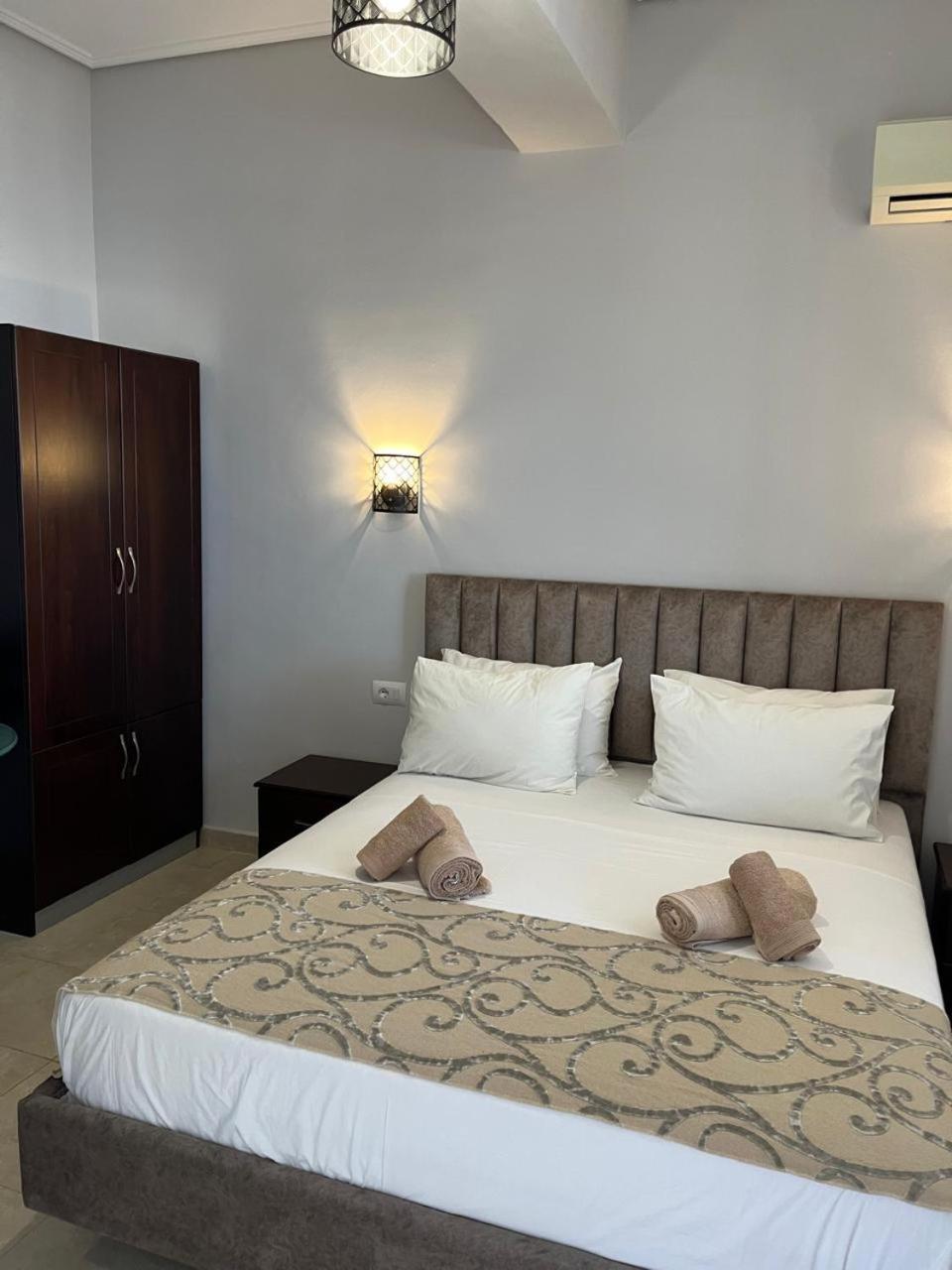 Bluemoon Suites Sarandë エクステリア 写真